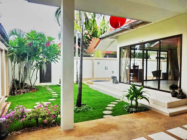 House for rent Jomtien Pattaya showing the carport and garden 