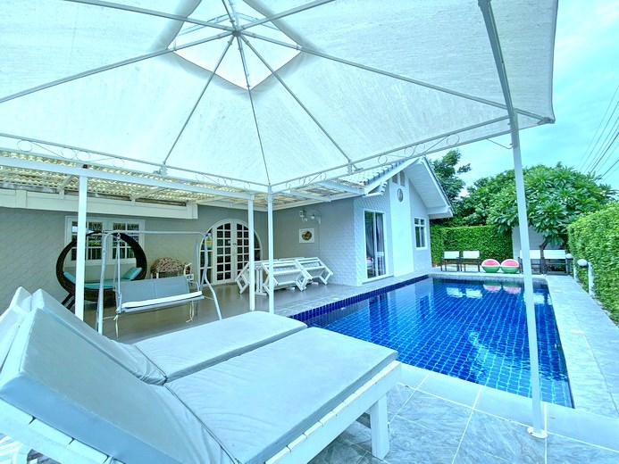 House for rent Jomtien Pattaya showing the house, covered terrace and pool