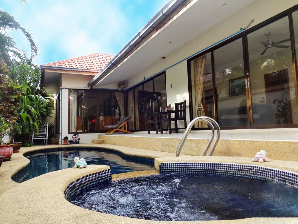 House for rent Jomtien Pattaya showing the house, terrace and pool 