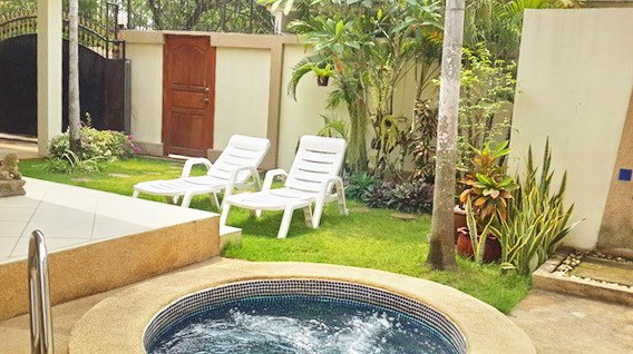 House for rent Jomtien Pattaya showing the pool Jacuzzi and garden