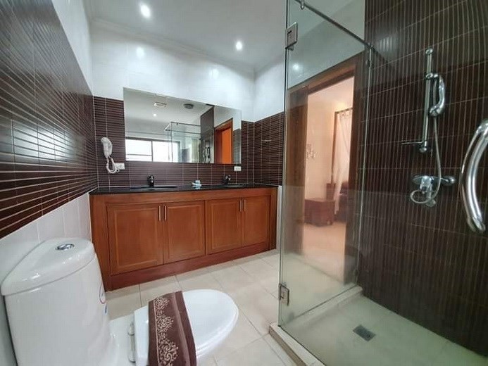 House for rent Jomtien Pattaya showing the master bathroom 