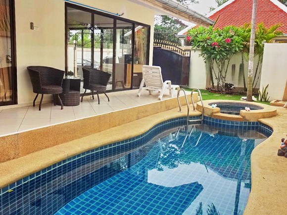House for rent Jomtien Pattaya showing the terraces and private swimming pool 