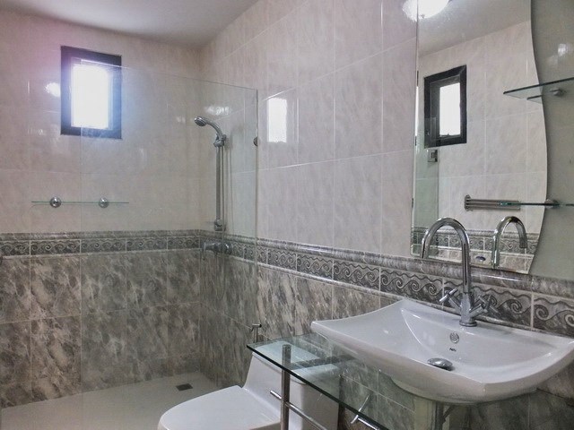 House for rent Mabprachan Pattaya showing the second bathroom 