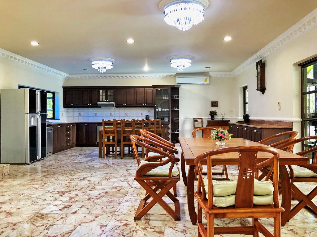 House for rent Pattaya Mabprachan showing the dining and kitchen areas