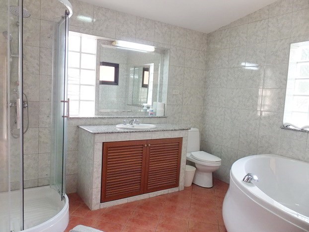 House for rent Mabprachan Pattaya showing the master bathroom with bathtub 