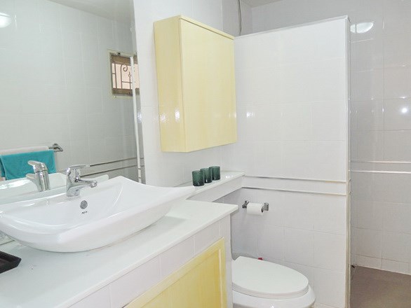 House for rent Pattaya showing the guest bathroom