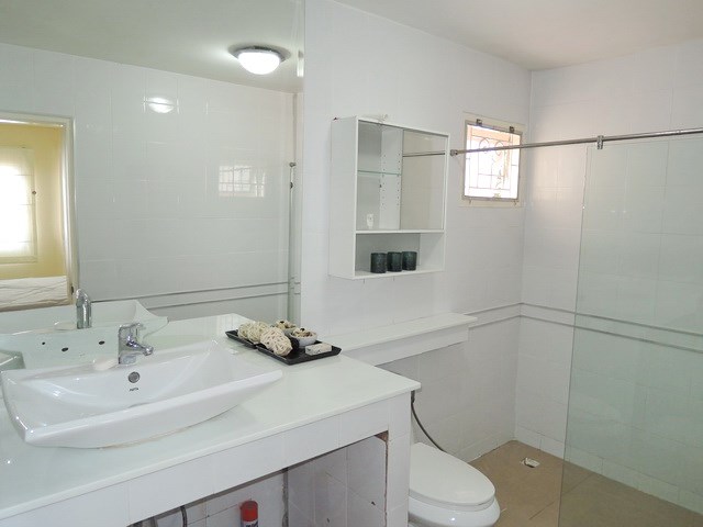 House for rent Pattaya showing the master bathroom