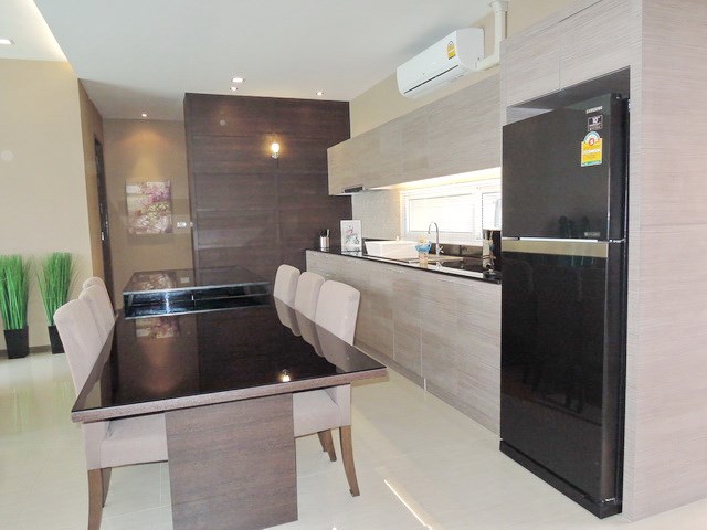 House for rent East Jomtien showing the dining and kitchen areas