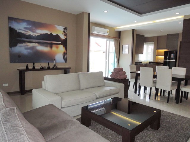 House for rent in East Jomtien showing the open plan living