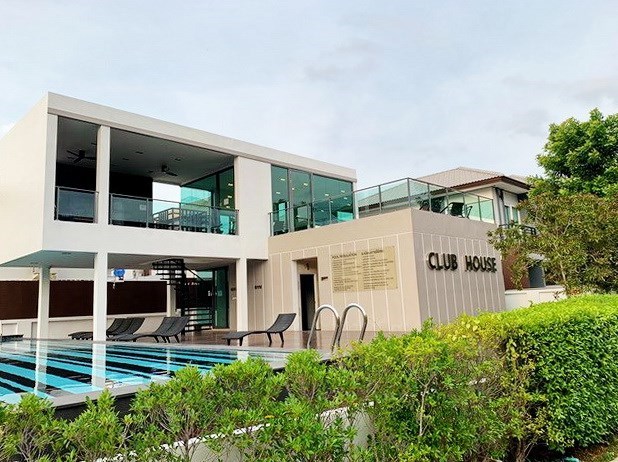 House for rent East Pattaya showing the communal pool and club house 