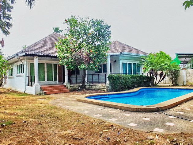 House for rent East Pattaya showing the house and swimming pool 