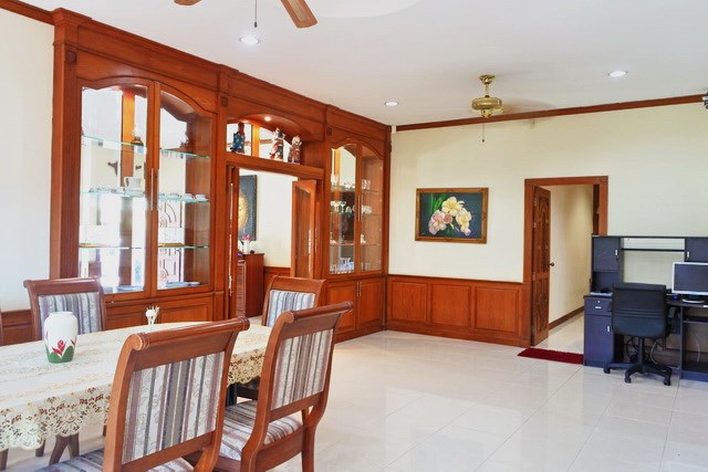 House for Rent East Pattaya showing the dining and office areas