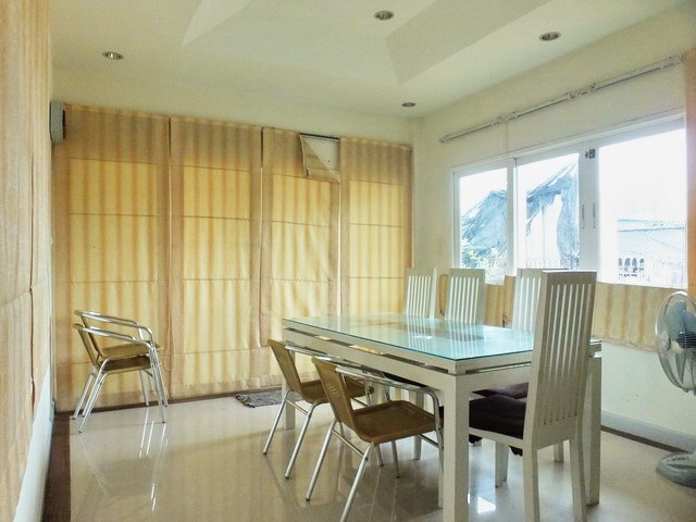 House for rent East Pattaya showing the dining room 