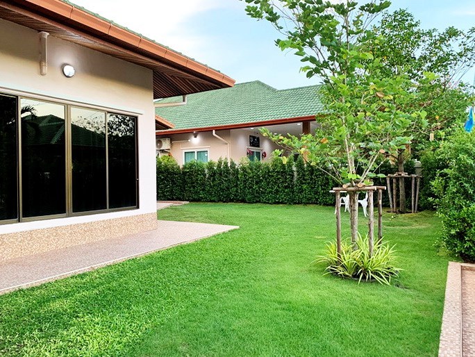 House for rent East Pattaya showing the garden 