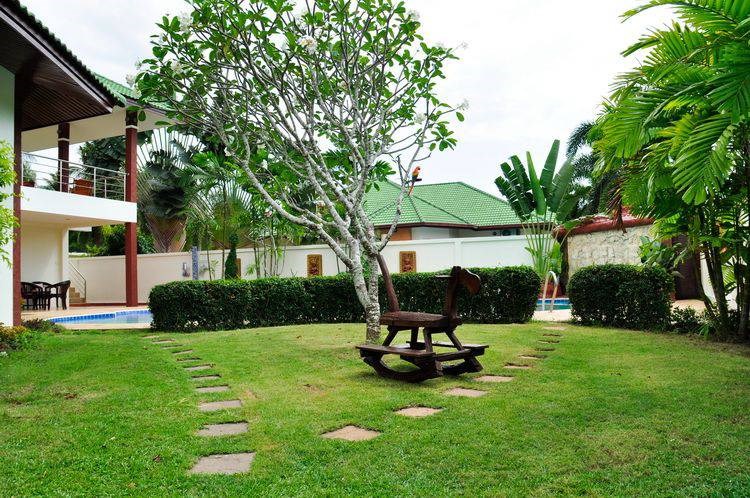 House for Rent East Pattaya showing the garden 
