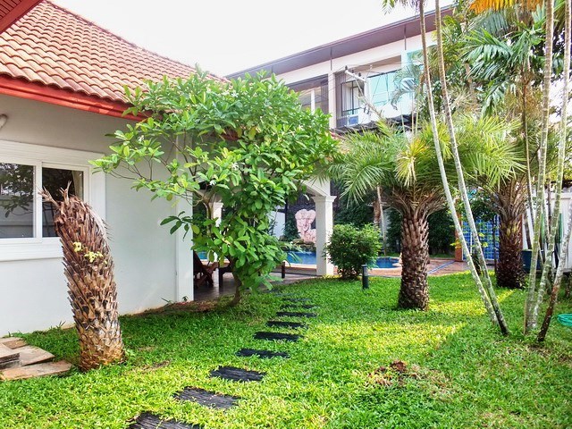 House for rent East Pattaya showing the garden 