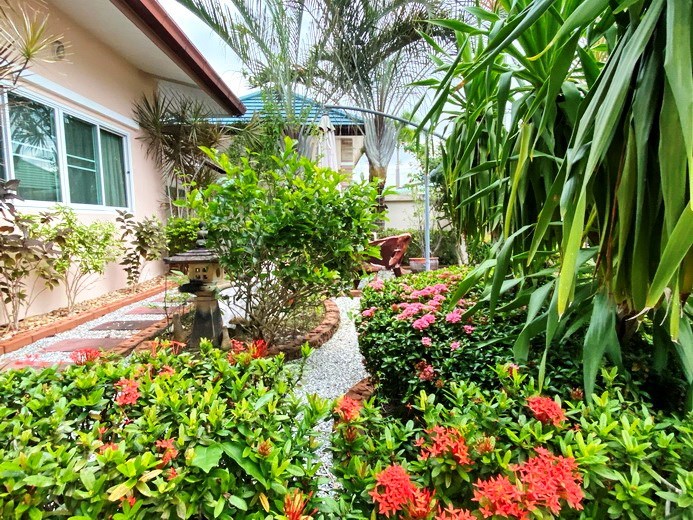 House for rent East Pattaya showing the garden