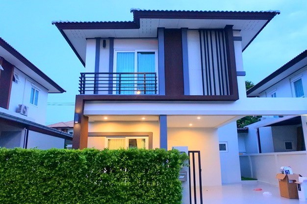 House for rent East Pattaya showing the house and carport  