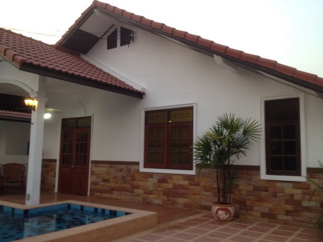 House for rent East Pattaya showing the house and pool House for rent East Pattaya showing the house and pool