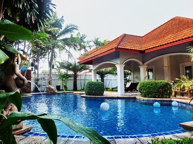 House for rent East Pattaya showing the pool and house 