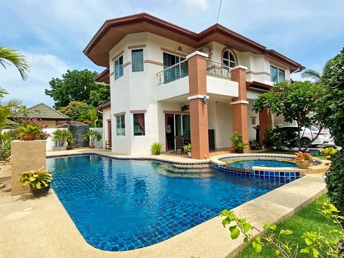 House for rent East Pattaya showing the house and pool