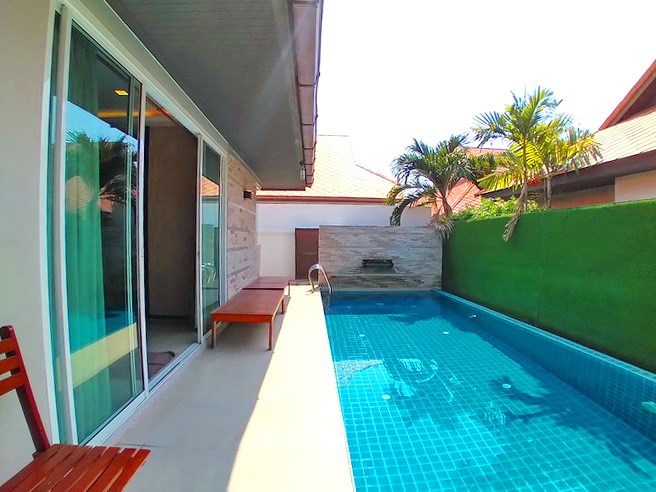 House for rent East Pattaya showing the house and pool 