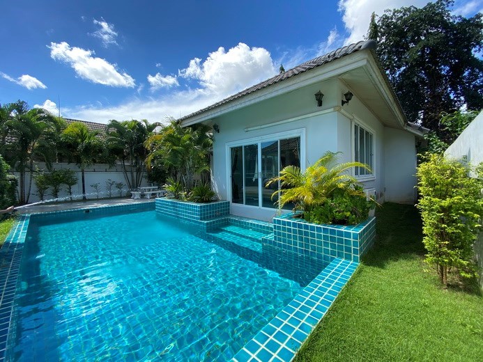 House for rent East Pattaya showing the house, garden and pool 