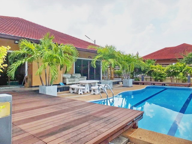 House for rent East Pattaya showing the house, terrace and pool 