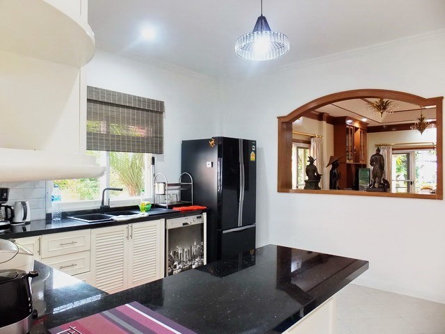 House for rent East Pattaya showing the dining and kitchen areas 