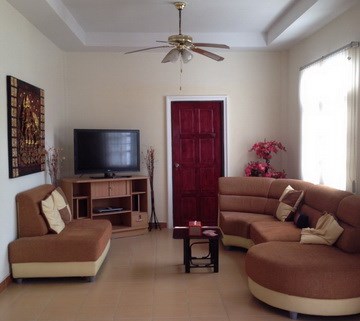 House for rent East Pattaya showing the living room House for rent East Pattaya showing the living room