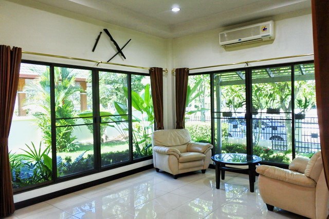 House for rent East Pattaya showing the living area with garden view 