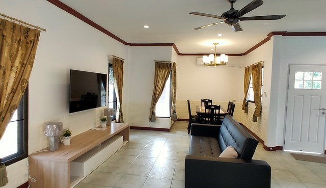 House for rent East Pattaya showing the living room 