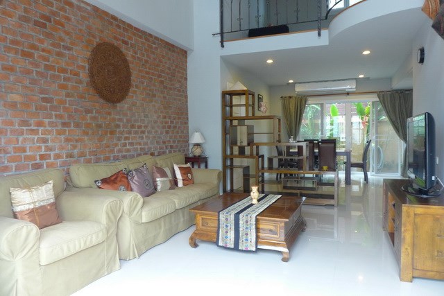House for rent East Pattaya showing the living room House for rent East Pattaya showing the living room