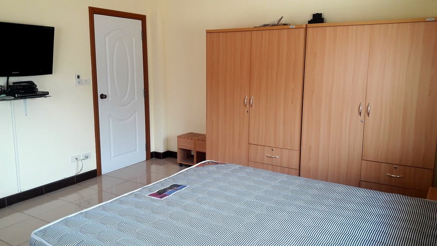 House for rent East Pattaya showing the master bedroom and wardrobes 