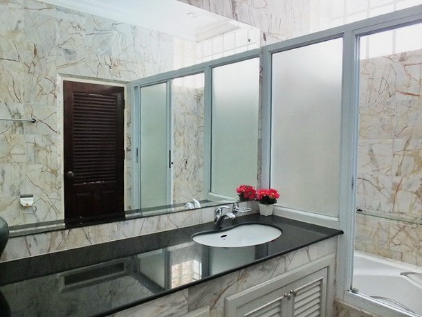 House for rent East Pattaya showing the master bathroom with bathtub 