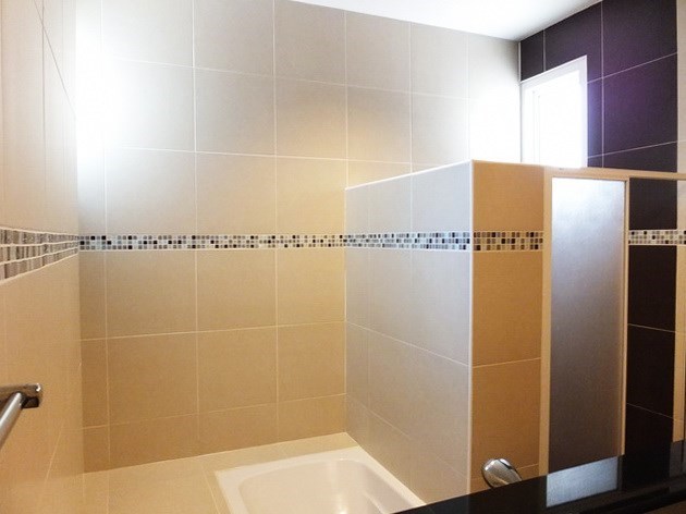 House for rent East Pattaya showing the master bathroom with bathtub 