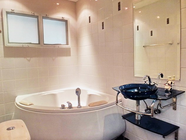 House for rent East Pattaya showing the master bathroom with Jacuzzi bathtub 