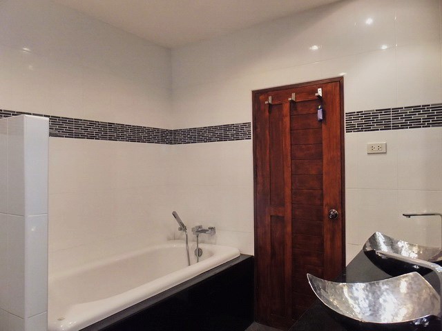 House for rent East Pattaya showing the master bathroom with bathtub 