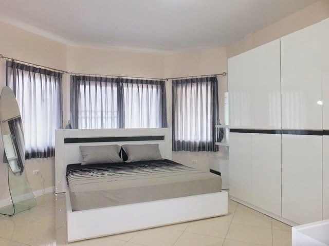 House for Rent East Pattaya showing the master bedroom with furniture  