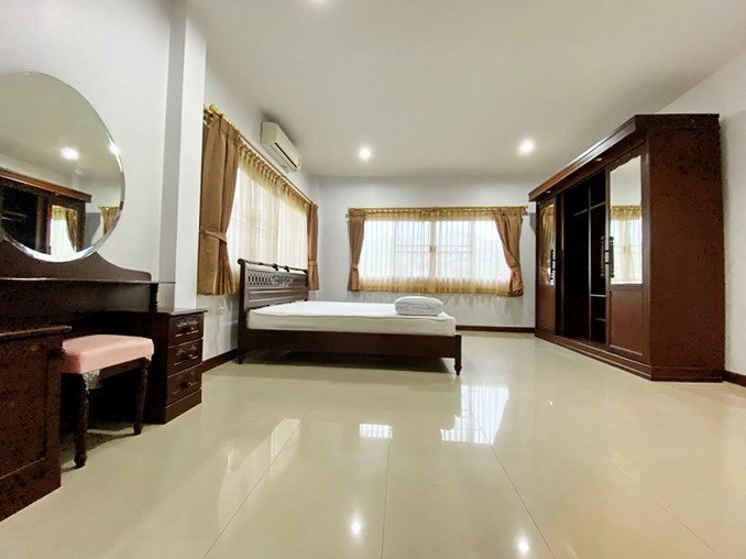 House for rent East Pattaya showing the master bedroom 