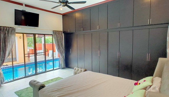 House for rent East Pattaya showing the master bedroom with pool view 