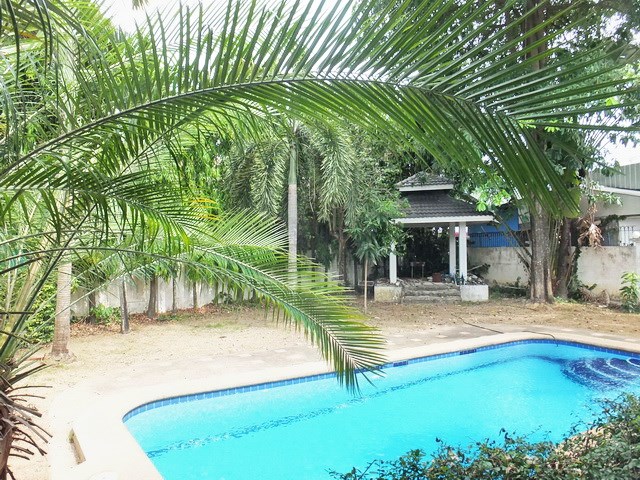 House for rent East Pattaya showing the pool and sala