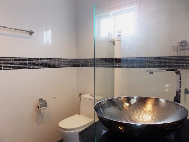 House for rent East Pattaya showing the second bathroom