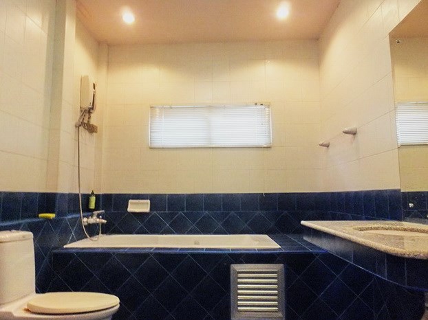 House for rent East Pattaya showing the second bathroom with bath tub 