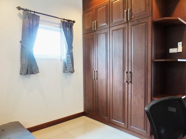 House for rent East Pattaya showing the third bedroom with built-in wardrobes 