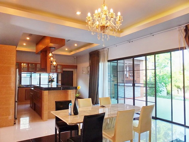 House for rent Huay Yai Pattaya showing the dining and kitchen areas 