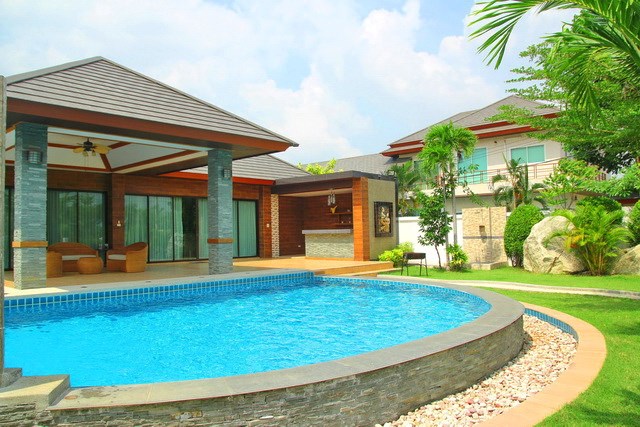 House for rent Huay Yai Pattaya showing the house, pool and terrace