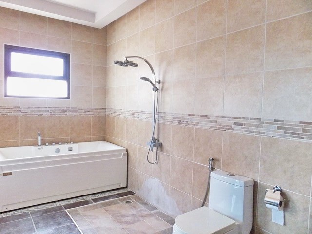 House for rent Huay Yai Pattaya showing the master bathroom