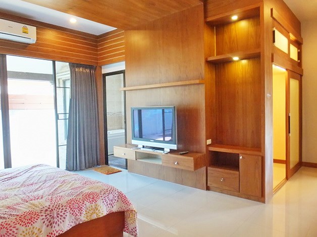 House for rent Huay Yai Pattaya showing the master bedroom and built-in wardrobes