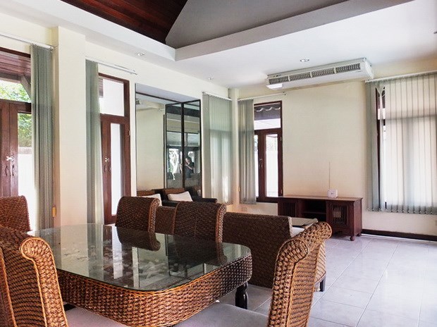 House for rent Mabprachan Pattaya showing the living and dining areas 